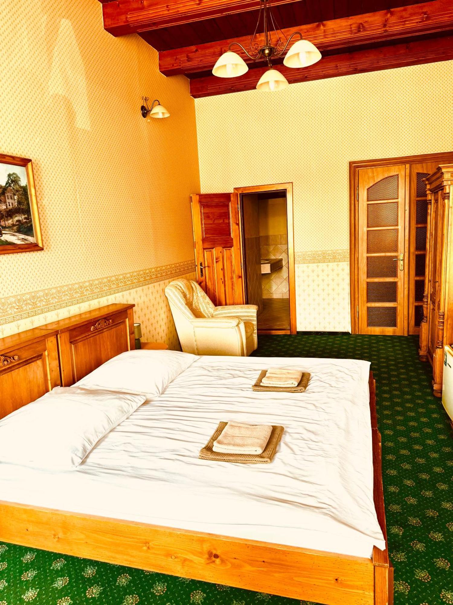 Hotel Maxim Frydek-Mistek Exterior foto